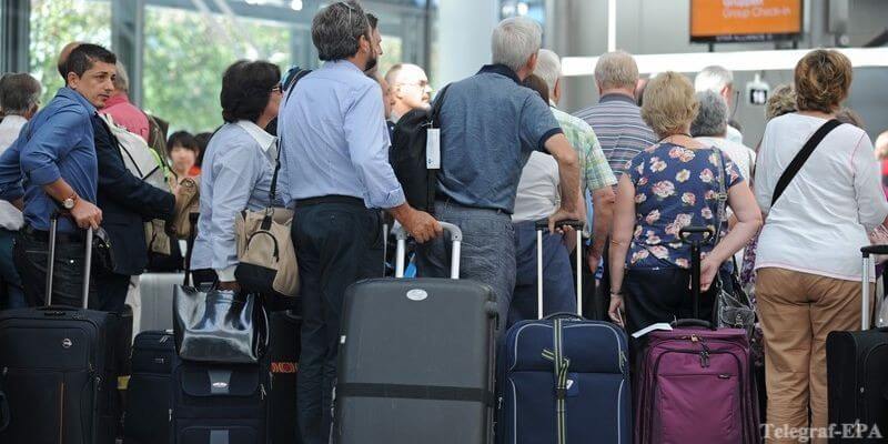 туристы с чемоданами